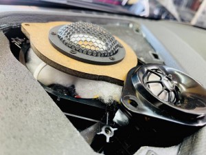 BMW　ハーマンカードン　純正ナビ　音質向上　音質改善　コーディング　スピーカー交換　ツイーター　センタースピーカー シート下　ウーハー　B&W B&O BOSE BMW専用　名古屋　ホットワイヤード　マルチ　セパレート