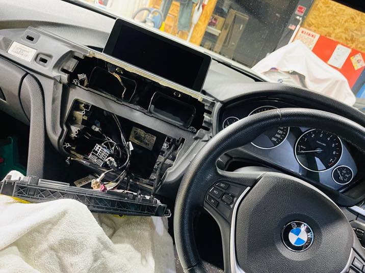 BMW純正ナビの修理：ブラックアウト、グレーアウト、電源が落ちる、再起動を繰り替えす、など。