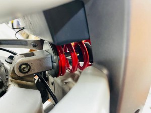 BUELL サスペンション リアサス　リアショック　オーリンズ　スプリング　シングルレート　等巻き　バネレート　スプリングレート　柔らかいバネ　柔らかいスプリング　路面　追随　乗り心地　グリップ　サーキット　一人乗り　サス　セッティング　ワンオフ  BUELL ビューエル　HOT WIRED ホットワイヤード