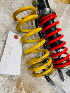 BUELL サスペンション リアサス　リアショック　オーリンズ　スプリング　シングルレート　等巻き　バネレート　スプリングレート　柔らかいバネ　柔らかいスプリング　路面　追随　乗り心地　グリップ　サーキット　一人乗り　サス　セッティング　ワンオフ  BUELL ビューエル　HOT WIRED ホットワイヤード