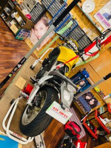 BUELL サスペンション リアサス　リアショック　オーリンズ　スプリング　シングルレート　等巻き　バネレート　スプリングレート　柔らかいバネ　柔らかいスプリング　路面　追随　乗り心地　グリップ　サーキット　一人乗り　サス　セッティング　ワンオフ  BUELL ビューエル　HOT WIRED ホットワイヤード