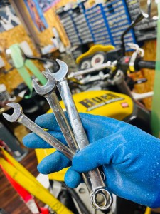 BUELL サスペンション リアサス　リアショック　オーリンズ　スプリング　シングルレート　等巻き　バネレート　スプリングレート　柔らかいバネ　柔らかいスプリング　路面　追随　乗り心地　グリップ　サーキット　一人乗り　サス　セッティング　ワンオフ  BUELL ビューエル　HOT WIRED ホットワイヤード