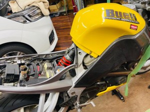 BUELL サスペンション リアサス　リアショック　オーリンズ　スプリング　シングルレート　等巻き　バネレート　スプリングレート　柔らかいバネ　柔らかいスプリング　路面　追随　乗り心地　グリップ　サーキット　一人乗り　サス　セッティング　ワンオフ  BUELL ビューエル　HOT WIRED ホットワイヤード