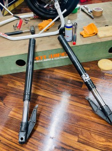 buell ビューエル　サイクロン m2 x1 xb12 xb9 s2 フロントフォーク　フォークオイル　フォークシール　オーバーホール　オイル交換　名古屋　ホットワイヤード