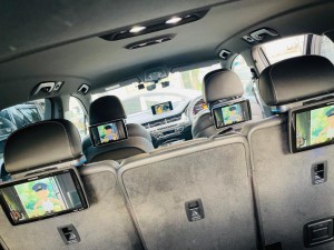 アウディ　Audi Q7 Q3 Q5 Q6 Q9 ヘッドレストモニター　リアエンターテーメント　リアモニター　フリップダウン　モニター追加　CarPlay DVD Netflix アマゾン　プライム　カーオーディオ  スピーカー交換　名古屋　ホットワイヤード　アウディ