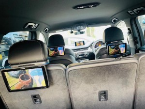 アウディ　Audi Q7 Q3 Q5 Q6 Q9 ヘッドレストモニター　リアエンターテーメント　リアモニター　フリップダウン　モニター追加　CarPlay DVD Netflix アマゾン　プライム　カーオーディオ  スピーカー交換　名古屋　ホットワイヤード　アウディ