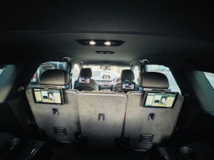 アウディ　Audi Q7 Q3 Q5 Q6 Q9 ヘッドレストモニター　リアエンターテーメント　リアモニター　フリップダウン　モニター追加　CarPlay DVD Netflix アマゾン　プライム　カーオーディオ  スピーカー交換　名古屋　ホットワイヤード　アウディ