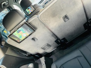 Audi Q7 Q3 Q5 Q6 Q9 ヘッドレストモニター　リアエンターテーメント　リアモニター　フリップダウン　モニター追加　CarPlay DVD Netflix アマゾン　プライム　カーオーディオ  スピーカー交換　名古屋　ホットワイヤード