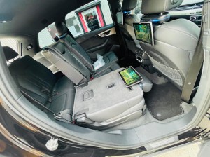 Audi Q7 Q3 Q5 Q6 Q9 ヘッドレストモニター　リアエンターテーメント　リアモニター　フリップダウン　モニター追加　CarPlay DVD Netflix アマゾン　プライム　カーオーディオ  スピーカー交換　名古屋　ホットワイヤード