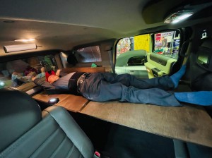 hummer h2 ハマー　キャンパー　ステルス　キャンプ　車中泊　ベッド　荷室　トランク　カーゴ　荷物　オートキャンプ　キャンパーキット製作　ステルスキャンパー　ホットワイヤード　名古屋　suv ピックアップトラック　ミニバン　ワゴン