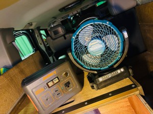 hummer h2 ハマー　キャンパー　ステルス　キャンプ　車中泊　ベッド　荷室　トランク　カーゴ　荷物　オートキャンプ　キャンパーキット製作　ステルスキャンパー　ホットワイヤード　名古屋　suv ピックアップトラック　ミニバン　ワゴン