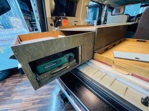 hummer h2 ハマー　キャンパー　ステルス　キャンプ　車中泊　ベッド　荷室　トランク　カーゴ　荷物　オートキャンプ　キャンパーキット製作　ステルスキャンパー　ホットワイヤード　名古屋　suv ピックアップトラック　ミニバン　ワゴン