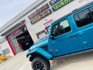 JEEP WRANGLER ジープ　ラングラー　カーオーディオ　純正ナビ　CarPlay スピーカー交換　ツイーター　ダッシュ　音質改善　音質向上　ウーハー　純正ナビ　クライスラー　アンドロイド　Youtube 動画　サブスク　動画再生　プライムビデオ　AUDISON オーディソン　BIT ONE DSP サウンドセッティング　音調整　KICKER Audible Physics 2インチ　フルレンジスピーカー　ワイドレンジスピーカー　スコーカー　ミッドレンジ　ミッドハイ　ツイドラー