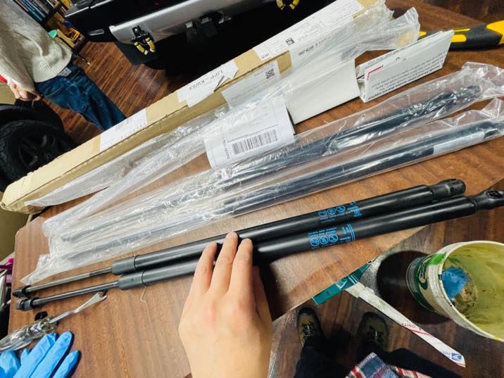 HUMMER H2 リアゲート ダンパー交換：リアゲートが落ちてくるので、ヘビーデューティーガスショックにアップグレードしました。