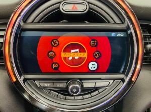 BMW ミニ MINI F57 ID4 CarPlay 後付け　カープレイ　純正ナビ　ミラーリング　NBT NBT EVO コーディング　有効化　F54 F56 F55 F60 R60 iDrive 名古屋　ホットワイヤード　iPhone ワイヤレス　ID5 アップグレード