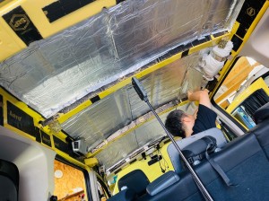 カングー　エアコン　冷える　効きを良くする　クーラーバッグ　デッドニング　断熱　断熱材　遮熱　防音　防振　遮音　吸音　ルーフの断熱　フロアーの断熱　KANGOO ルノー　キャンピングカー　スタイロフォーム　ファイバー　HOT WIRED 名古屋　ホットワイヤード　快適化　車内　
