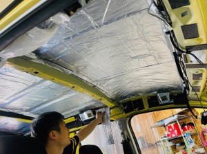 カングー　エアコン　冷える　効きを良くする　クーラーバッグ　デッドニング　断熱　断熱材　遮熱　防音　防振　遮音　吸音　ルーフの断熱　フロアーの断熱　KANGOO ルノー　キャンピングカー　スタイロフォーム　ファイバー　HOT WIRED 名古屋　ホットワイヤード　快適化　車内　