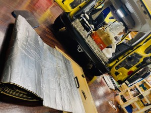 カングー　エアコン　冷える　効きを良くする　クーラーバッグ　デッドニング　断熱　断熱材　遮熱　防音　防振　遮音　吸音　ルーフの断熱　フロアーの断熱　KANGOO ルノー　キャンピングカー　スタイロフォーム　ファイバー　HOT WIRED 名古屋　ホットワイヤード　快適化　車内　