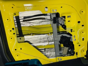 カングー　エアコン　冷える　効きを良くする　クーラーバッグ　デッドニング　断熱　断熱材　遮熱　防音　防振　遮音　吸音　ルーフの断熱　フロアーの断熱　KANGOO ルノー　キャンピングカー　スタイロフォーム　ファイバー　HOT WIRED 名古屋　ホットワイヤード　快適化　車内　