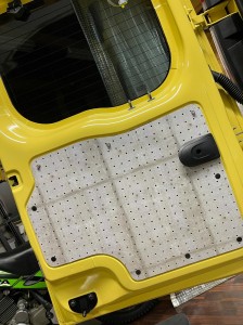 カングー　エアコン　冷える　効きを良くする　クーラーバッグ　デッドニング　断熱　断熱材　遮熱　防音　防振　遮音　吸音　ルーフの断熱　フロアーの断熱　KANGOO ルノー　キャンピングカー　スタイロフォーム　ファイバー　HOT WIRED 名古屋　ホットワイヤード　快適化　車内　