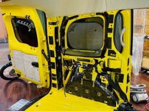 カングー　エアコン　冷える　効きを良くする　クーラーバッグ　デッドニング　断熱　断熱材　遮熱　防音　防振　遮音　吸音　ルーフの断熱　フロアーの断熱　KANGOO ルノー　キャンピングカー　スタイロフォーム　ファイバー　HOT WIRED 名古屋　ホットワイヤード　快適化　車内　