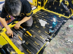 カングー　エアコン　冷える　効きを良くする　クーラーバッグ　デッドニング　断熱　断熱材　遮熱　防音　防振　遮音　吸音　ルーフの断熱　フロアーの断熱　KANGOO ルノー　キャンピングカー　スタイロフォーム　ファイバー　HOT WIRED 名古屋　ホットワイヤード　快適化　車内　