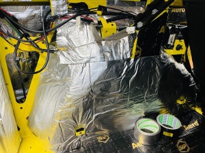カングー　エアコン　冷える　効きを良くする　クーラーバッグ　デッドニング　断熱　断熱材　遮熱　防音　防振　遮音　吸音　ルーフの断熱　フロアーの断熱　KANGOO ルノー　キャンピングカー　スタイロフォーム　ファイバー　HOT WIRED 名古屋　ホットワイヤード　快適化　車内　