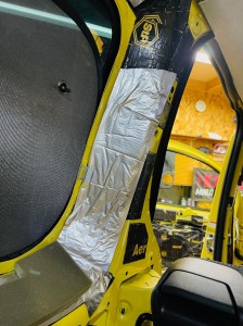 カングー　エアコン　冷える　効きを良くする　クーラーバッグ　デッドニング　断熱　断熱材　遮熱　防音　防振　遮音　吸音　ルーフの断熱　フロアーの断熱　KANGOO ルノー　キャンピングカー　スタイロフォーム　ファイバー　HOT WIRED 名古屋　ホットワイヤード　快適化　車内　