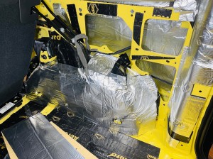 カングー　エアコン　冷える　効きを良くする　クーラーバッグ　デッドニング　断熱　断熱材　遮熱　防音　防振　遮音　吸音　ルーフの断熱　フロアーの断熱　KANGOO ルノー　キャンピングカー　スタイロフォーム　ファイバー　HOT WIRED 名古屋　ホットワイヤード　快適化　車内　