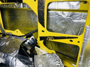 カングー　エアコン　冷える　効きを良くする　クーラーバッグ　デッドニング　断熱　断熱材　遮熱　防音　防振　遮音　吸音　ルーフの断熱　フロアーの断熱　KANGOO ルノー　キャンピングカー　スタイロフォーム　ファイバー　HOT WIRED 名古屋　ホットワイヤード　快適化　車内　