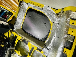 カングー　エアコン　冷える　効きを良くする　クーラーバッグ　デッドニング　断熱　断熱材　遮熱　防音　防振　遮音　吸音　ルーフの断熱　フロアーの断熱　KANGOO ルノー　キャンピングカー　スタイロフォーム　ファイバー　HOT WIRED 名古屋　ホットワイヤード　快適化　車内　