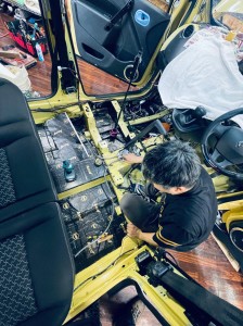 カングー　エアコン　冷える　効きを良くする　クーラーバッグ　デッドニング　断熱　断熱材　遮熱　防音　防振　遮音　吸音　ルーフの断熱　フロアーの断熱　KANGOO ルノー　キャンピングカー　スタイロフォーム　ファイバー　HOT WIRED 名古屋　ホットワイヤード　快適化　車内　