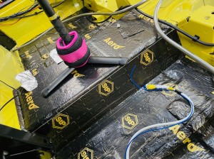 カングー　エアコン　冷える　効きを良くする　クーラーバッグ　デッドニング　断熱　断熱材　遮熱　防音　防振　遮音　吸音　ルーフの断熱　フロアーの断熱　KANGOO ルノー　キャンピングカー　スタイロフォーム　ファイバー　HOT WIRED 名古屋　ホットワイヤード　快適化　車内　