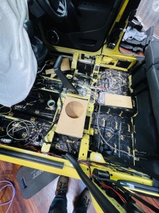 カングー　エアコン　冷える　効きを良くする　クーラーバッグ　デッドニング　断熱　断熱材　遮熱　防音　防振　遮音　吸音　ルーフの断熱　フロアーの断熱　KANGOO ルノー　キャンピングカー　スタイロフォーム　ファイバー　HOT WIRED 名古屋　ホットワイヤード　快適化　車内　