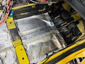 カングー　エアコン　冷える　効きを良くする　クーラーバッグ　デッドニング　断熱　断熱材　遮熱　防音　防振　遮音　吸音　ルーフの断熱　フロアーの断熱　KANGOO ルノー　キャンピングカー　スタイロフォーム　ファイバー　HOT WIRED 名古屋　ホットワイヤード　快適化　車内　