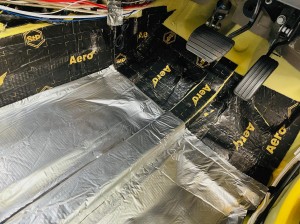 カングー　エアコン　冷える　効きを良くする　クーラーバッグ　デッドニング　断熱　断熱材　遮熱　防音　防振　遮音　吸音　ルーフの断熱　フロアーの断熱　KANGOO ルノー　キャンピングカー　スタイロフォーム　ファイバー　HOT WIRED 名古屋　ホットワイヤード　快適化　車内　