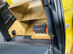 カングー　子育て　ポータブル電源　jacary ポタ電　カスタム　キャンプ　キャンパー　車中泊　積載量　カーゴスペース　トランク　改造　ルームランプ　カーテン　赤ちゃん　カーオーディオ　HOT WIRED ダイパーステーション　オムツ　照明　車内灯　観音開き　カーゴドア　引っ掛けフック　キャンパーキット