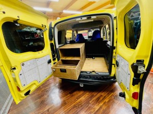 カングー　子育て　カスタム　キャンプ　キャンパー　車中泊　積載量　カーゴスペース　トランク　改造　ルームランプ　カーテン　赤ちゃん　カーオーディオ　HOT WIRED ダイパーステーション　オムツ　照明　車内灯　観音開き　カーゴドア　引っ掛けフック　キャンパーキット