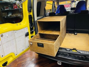 カングー　子育て　カスタム　キャンプ　キャンパー　車中泊　積載量　カーゴスペース　トランク　改造　ルームランプ　カーテン　赤ちゃん　カーオーディオ　HOT WIRED ダイパーステーション　オムツ　照明　車内灯　観音開き　カーゴドア　引っ掛けフック
