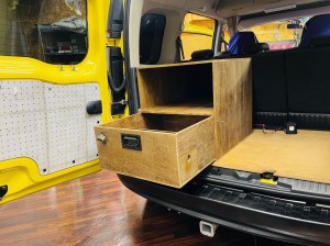 カングー　子育て　カスタム　キャンプ　キャンパー　車中泊　積載量　カーゴスペース　トランク　改造　ルームランプ　カーテン　赤ちゃん　カーオーディオ　HOT WIRED ダイパーステーション　オムツ　照明　車内灯　観音開き　カーゴドア　引っ掛けフック　キャンパーキット