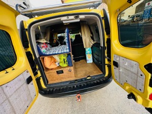 カングー　子育て　カスタム　キャンプ　キャンパー　車中泊　積載量　カーゴスペース　トランク　改造　ルームランプ　カーテン　赤ちゃん　カーオーディオ　HOT WIRED ダイパーステーション　オムツ　照明　車内灯　観音開き　カーゴドア　引っ掛けフック　キャンパーキット