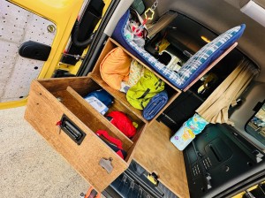 カングー　子育て　カスタム　キャンプ　キャンパー　車中泊　積載量　カーゴスペース　トランク　改造　ルームランプ　カーテン　赤ちゃん　カーオーディオ　HOT WIRED ダイパーステーション　オムツ　照明　車内灯　観音開き　カーゴドア　引っ掛けフック　キャンパーキット