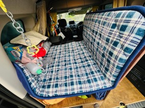 カングー　子育て　カスタム　キャンプ　キャンパー　車中泊　積載量　カーゴスペース　トランク　改造　ルームランプ　カーテン　赤ちゃん　カーオーディオ　HOT WIRED ダイパーステーション　オムツ　照明　車内灯　観音開き　カーゴドア　引っ掛けフック　キャンパーキット