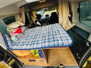 カングー　子育て　カスタム　キャンプ　キャンパー　車中泊　積載量　カーゴスペース　トランク　改造　ルームランプ　カーテン　赤ちゃん　カーオーディオ　HOT WIRED ダイパーステーション　オムツ　照明　車内灯　観音開き　カーゴドア　引っ掛けフック