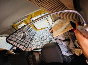 カングー　子育て　カスタム　キャンプ　キャンパー　車中泊　積載量　カーゴスペース　トランク　改造　ルームランプ　カーテン　赤ちゃん　カーオーディオ　HOT WIRED ダイパーステーション　オムツ　照明　車内灯　観音開き　カーゴドア　引っ掛けフック