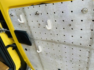 カングー　子育て　カスタム　キャンプ　キャンパー　車中泊　積載量　カーゴスペース　トランク　改造　ルームランプ　カーテン　赤ちゃん　カーオーディオ　HOT WIRED ダイパーステーション　オムツ　照明　車内灯　観音開き　カーゴドア