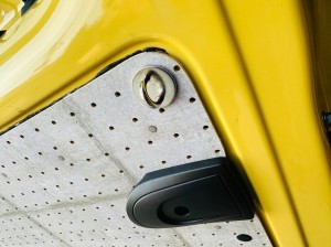 カングー　子育て　カスタム　キャンプ　キャンパー　車中泊　積載量　カーゴスペース　トランク　改造　ルームランプ　カーテン　赤ちゃん　カーオーディオ　HOT WIRED ダイパーステーション　オムツ　照明　車内灯　観音開き　カーゴドア　引っ掛けフック