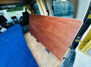 カングー　子育て　カスタム　キャンプ　キャンパー　車中泊　積載量　カーゴスペース　トランク　改造　ルームランプ　カーテン　赤ちゃん　カーオーディオ　HOT WIRED ダイパーステーション　オムツ