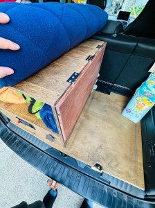 カングー　子育て　カスタム　キャンプ　キャンパー　車中泊　積載量　カーゴスペース　トランク　改造　ルームランプ　カーテン　赤ちゃん　カーオーディオ　HOT WIRED