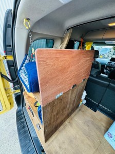 カングー　子育て　カスタム　キャンプ　キャンパー　車中泊　積載量　カーゴスペース　トランク　改造　ルームランプ　カーテン　赤ちゃん　カーオーディオ　HOT WIRED